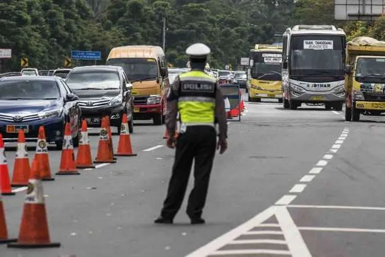 Polisi Lalu Lintas mengatur arus lalu lintas di jalan Tol Cipularang, Kabupaten Bandung Barat, Jawa Barat. (Suara.com)