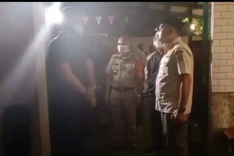 Kepala Satpol PP DKI Jakarta, Arifin, saat sidak di Resto Kopi Terbalik di Gandaria Utara, Kecamatan Kebayoran Baru, Kota Jakarta Selatan, Jumat (5/9/2020), malam. (Satpol PP DKI)
