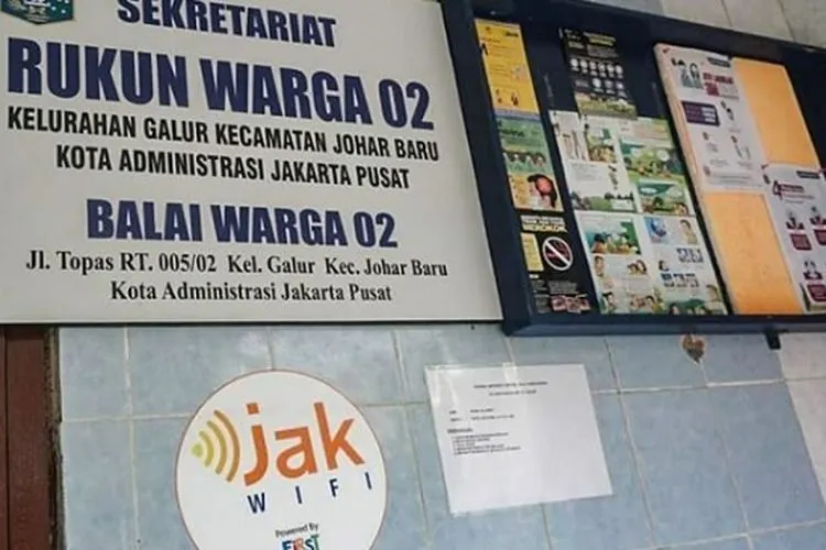 Siswa-siswi warga RW 02, Kelurahan Galur, Senen, Jakarta Pusat, setiap harinya menggunakan fasilitas JakWIFI untuk pembelajaran jarak jauh (PJJ)/ instagram: @disdikdki
