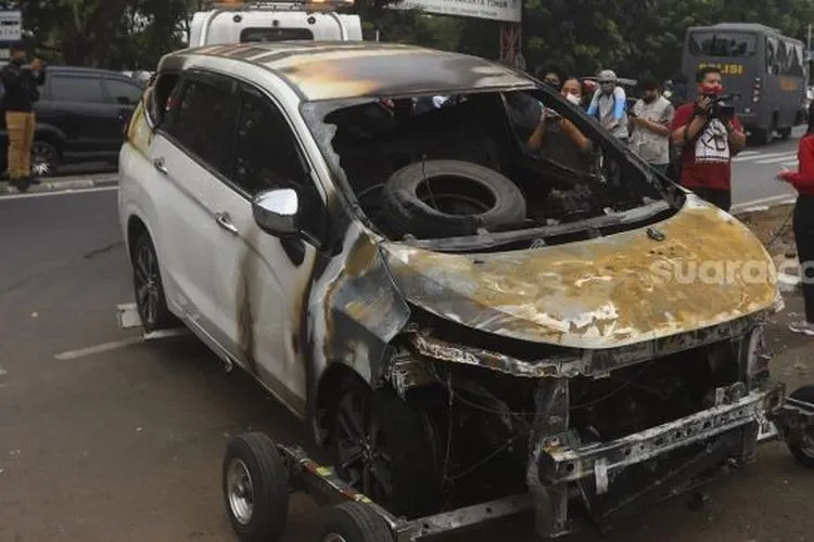 Kondisi mobil yang rusak akibat penyerangan di Polsek Ciracas, Jakarta, Sabtu, (29/8/2020). [Suara.com/Angga Budhiyanto]