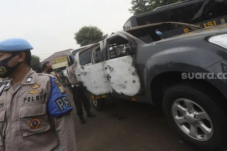 Kondisi mobil yang rusak akibat penyerangan di Polsek Ciracas, Jakarta, Sabtu, (29/8/2020). [Suara.com/Angga Budhiyanto]