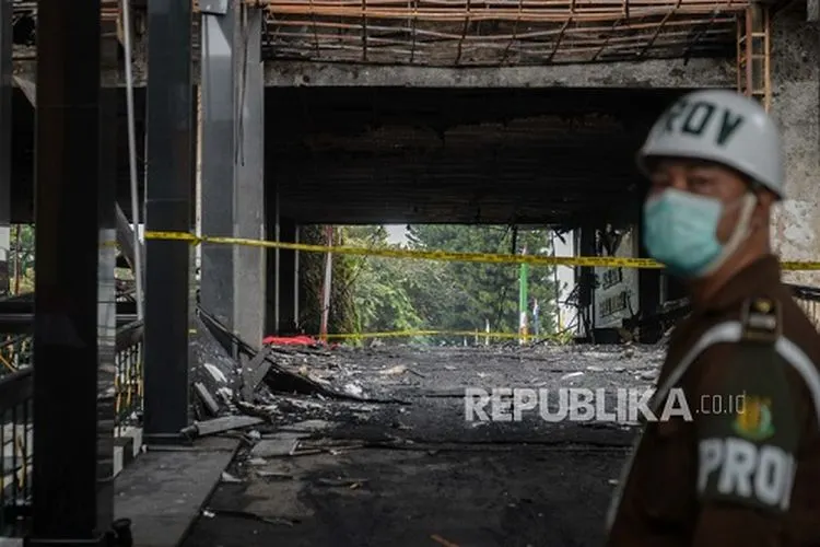 Petugas berjaga di area Gedung Utama Kejaksaan Agung Republik Indonesia yang terbakar pada Sabtu (22/8/2020) malam, di Jakarta, Senin (24/8/2020). (Foto: Republika/Thoudy Badai)