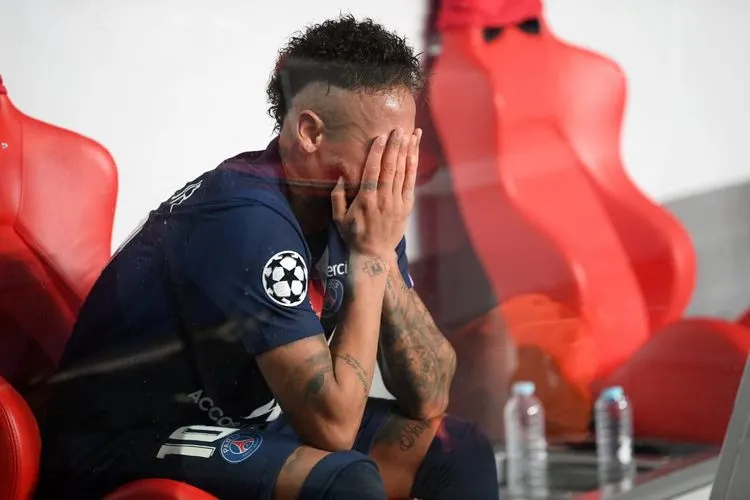 Megabintang Paris Saint-Germain, Neymar Jr menangis di bench usai timnya kalah 0-1 dari Bayern Munich di final Liga Champions, Senin (24/8/2020), dini hari WIB. (twitter Footbal Tweet))