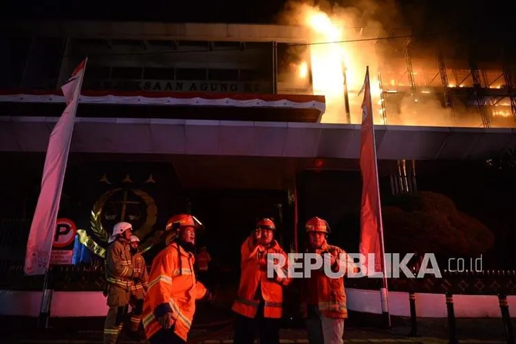 Sejumlah petugas pemadam kebakaran saat memadamkan api di Gedung Kejaksaan Agung, Jakarta, Sabtu (22/8).  Foto: Putra M Akbar/Republika