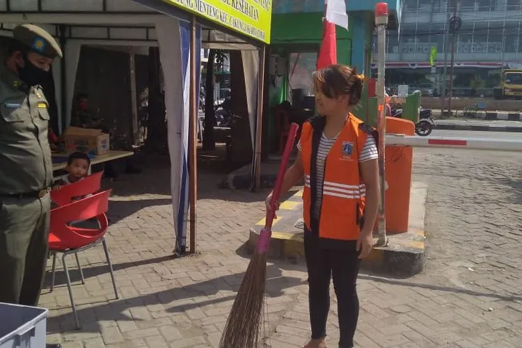 Sanksi sosial warga yang terkena operasi Tertib Masker di Jakarta/timur.jakarta.go.id