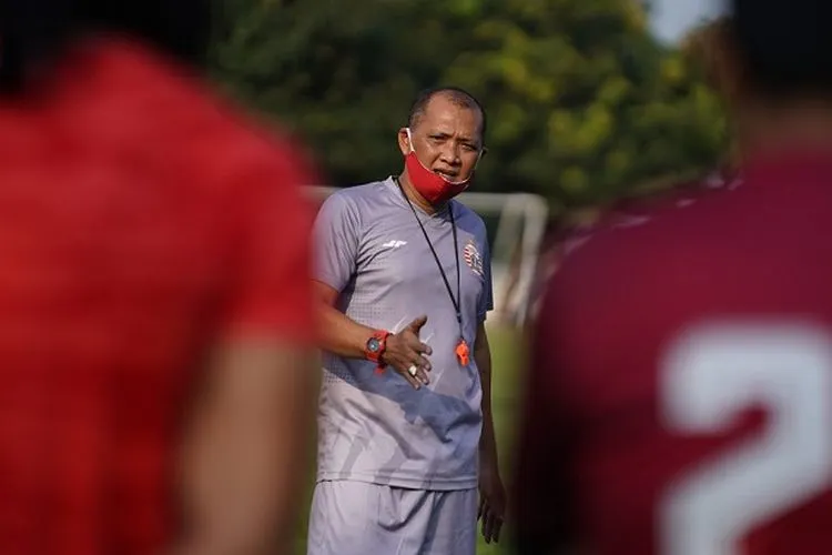 Asisten pelatih Perisja Sudirman dalam sesbuah sesi latihan. (dok Persija)