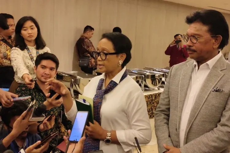 Menlu Retno Marsudi saat memberikan keterangan pers terkait wabah corona 4 Maret silam. (Ayojakarta.com/ Khoirur Rozi)