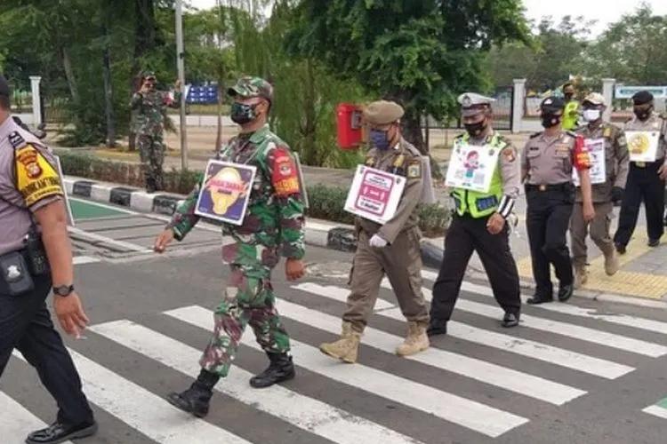 sebagai ilustrasi. Polisi dan TNI melakukan sosialisasi penggunaan masker di Jalan Pemuda, Jakarta Timur belum lama ini/ TMC Polda Metro Jaya