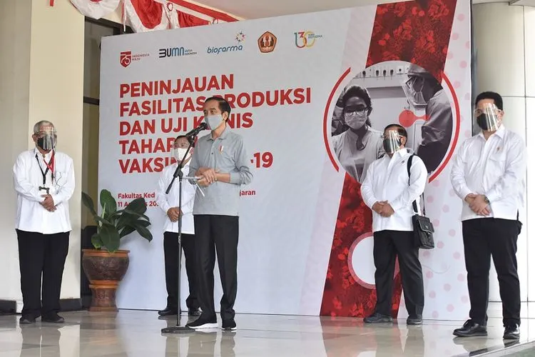 Presiden Joko Widodo ketika mengunjungi fasilitas uji dan produksi vaksin Covid-19 di Bandung/setkab.go.id