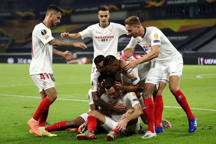 Pemain Sevilla merayakan gol kemenangan saat melawan Wolves /UEFA Europa League/Twitter.com/@EuropaLeague/