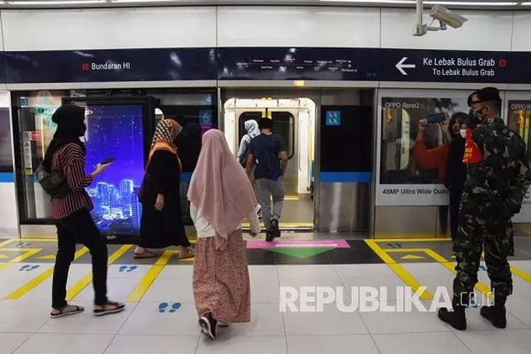 Penumpang menaiki kereta MRT di Stasiun Bunderan HI, Jakarta. PT MRT Jakarta (Perseroda) mengumumkan nama 10 perusahaan rintisan berbasis teknologi (startup) yang akan mengikuti program MRTJ ACCEL. (dok republika)