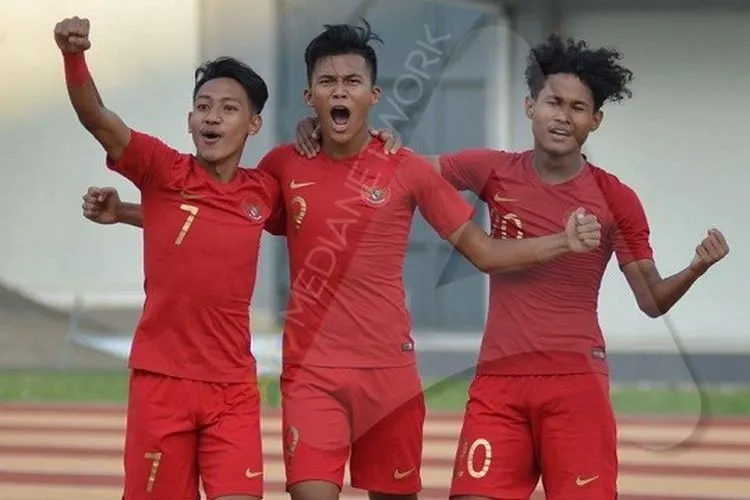 Sutan Diego Zico, berselebrasi bersama rekan-rekannya dalam laga persahabatan internasional di Stadion Mandala Krida, Yogyakarta, tahun lalu. (Ayojakarta.com/Budi Cahyono)