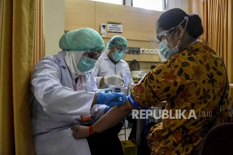 Petugas medis mengambil sampel darah relawan saat simulasi Uji Klinis Vaksin Covid-19 di Rumah Sakit Pendidikan Universitas Padjadjaran, Jalan Prof. Eyckman, Kota Bandung, Kamis (6/8). Simulasi tersebut dilakukan untuk melihat kesiapan tenaga medis dalam penanganan dan pengujian klinis tahap III vaksin Covid-19 yang dimulai pada Selasa (11/8) di Kota Bandung. Foto: Abdan Syakura/Republika