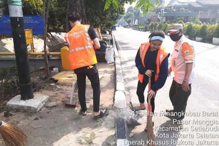Langgar aturan protokol kesehatan, 51 warga di Setiabudi diberikan sanksi.(Dok Humas Pemkot Jakarta Selatan)
