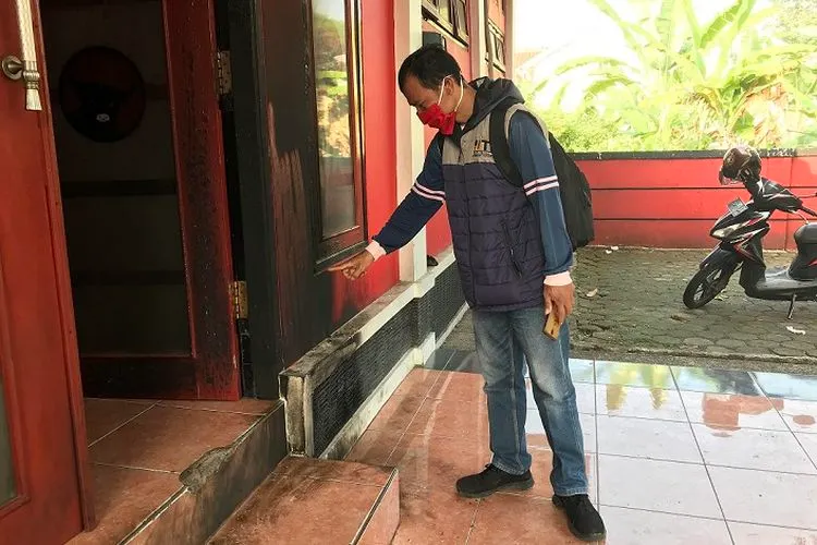 Lokasi pelemparan bom molotov yang mengakibatkan daun pintu terbakar di  DPC PDIP Cianjur, Jumat (7/8/2020) dini hari sekira pukul 03.00 WIB/ Ayobandung: Mohammad Ikhsan