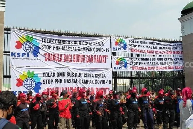 Ratusan buruh Konfederasi Serikat Pekerja Indonesia (KSPI) berunjuk rasa di depan Gedung DPR RI, Senayan, Jakarta. (Suara.com/Bagaskara)