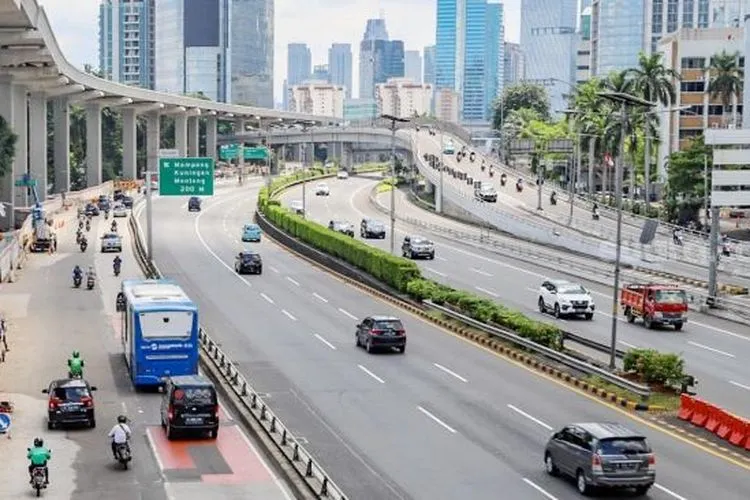 Sebagai ilustrasi PSBB di Jakarta: Kendaraan melintas di Jalan MT Haryono, Jakarta. [Suara.com/Alfian Winanto]