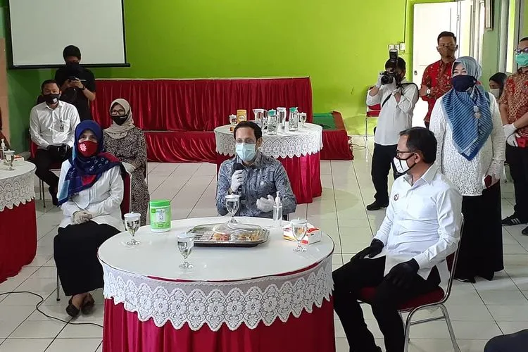 Menteri Pendidikan dan Kebudayaan (Mendikbud), Nadiem Makarim saat mengunjungi salah satu sekolah di Kota Bogor. (Ayobogor/Husnul Khatimah)