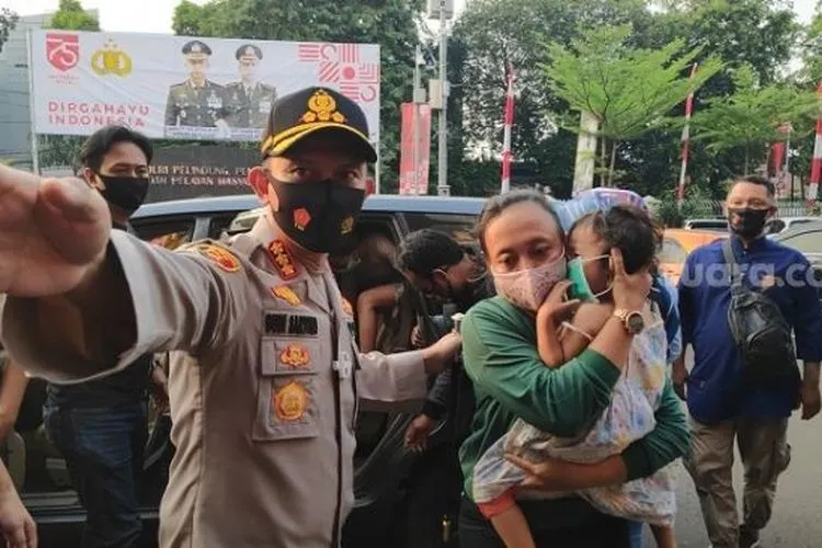 Penampakan petugas setelah berhasil menemukan Putri Ramadhani, balita yang menjadi korban penculikan di Pesanggrahan, Jakarta Selatan. (Suara.com/Bagaskara).