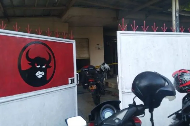 Rumah Wakil Ketua PDIP kabupaten Bogor, Rosenfield dilempar bom molotov, pada Selasa (28/7/2020). (dok polisi)