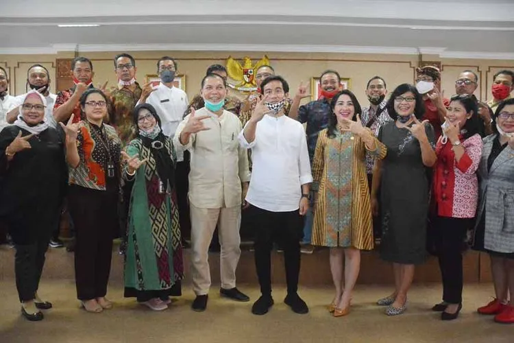 Gibran Rakabuming Raka - Teguh Prakosa berfoto bersama anggota Fraksi PDIP di Ruang Banggar DPRD Kota Surakarta, Jumat (24/7/2020).(Ayojakarta.com/Budi Cahyono)