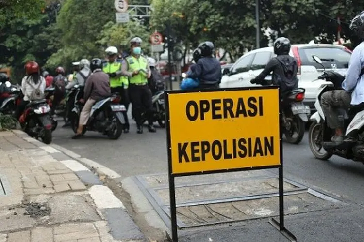 Petugas kepolisian memeriksa kelengkapan dokumen saat Operasi Patuh Jaya 2019 di Jalan Kemanggisan, Jakarta, Kamis (29/8). [Suara.com/Arya Manggala]