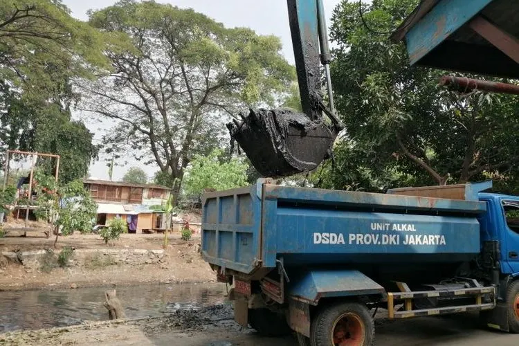 Dinas SDA DKI Jakarta melakukan pengerukan lumpur di Kali Item, Tambora, Jakarta Barat, Rabu (22/7/2020). Foto: Akhmad Nursyeha