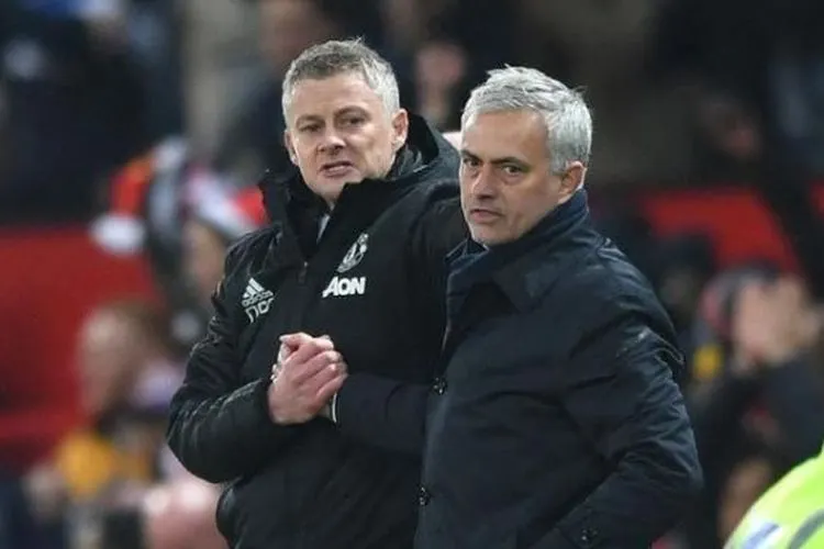 Manajer Manchester United, Ole Gunnar Solskjaer (kiri) berjabat tangan dengan manajer Tottenham Hotspur, Jose Mourinho. [Laman resmi Tottenham]