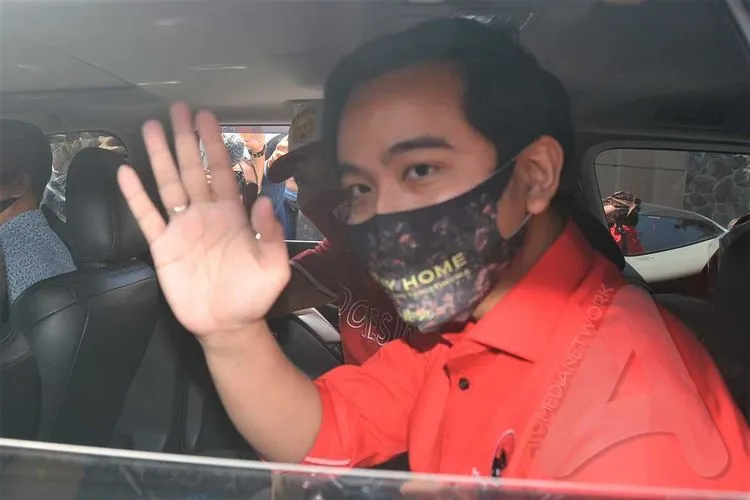 Gibran Rakabuming Raka bersama Teguh Prakosa daro Kantor DPC PDIP Kota Surakarta menuju Kota Semarang, Jawa Tengah. (Ayojakarta.com/Budi Cahyono)