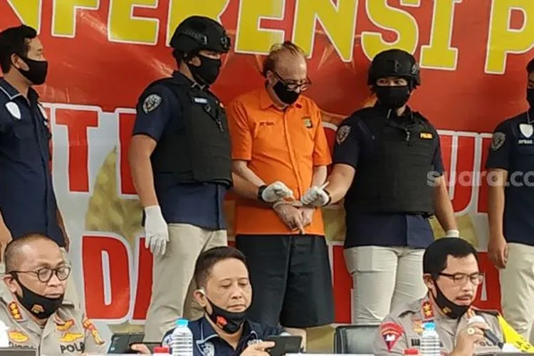 Direktorat Reserse Kriminal Umum Polda Metro Jaya mengungkap kasus eksploitasi secara ekonomi dan atau seksual (child sex groomer) terhadap 305 anak di bawah umur yang dilakukan seorang warga negara Perancis bernama Francois Abello Camille alias FAC (65). (Suara.com/M Yasir)