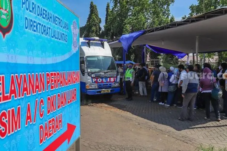 Antrean warga mengurus perpanjangan SIM di Pelayanan SIM Keliling Masjid At-Tin, Jakarta Timur, Kamis (4/6). [Suara.com/Alfian Winanto]