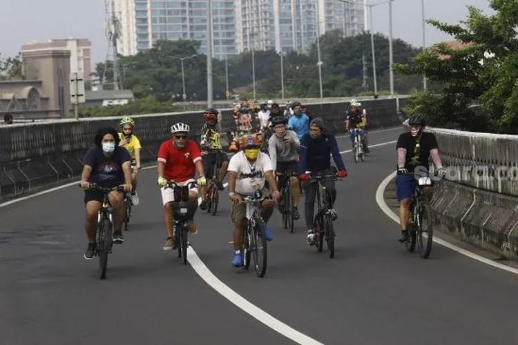 Warga bersepeda saat Hari Bebas Kendaraan Bermotor (HBKB) atau Car Free Day (CFD) di Jalan Layang Non Tol Antarasari, Jakarta, Minggu (28/6). [Suara.com/Angga Budhiyanto]