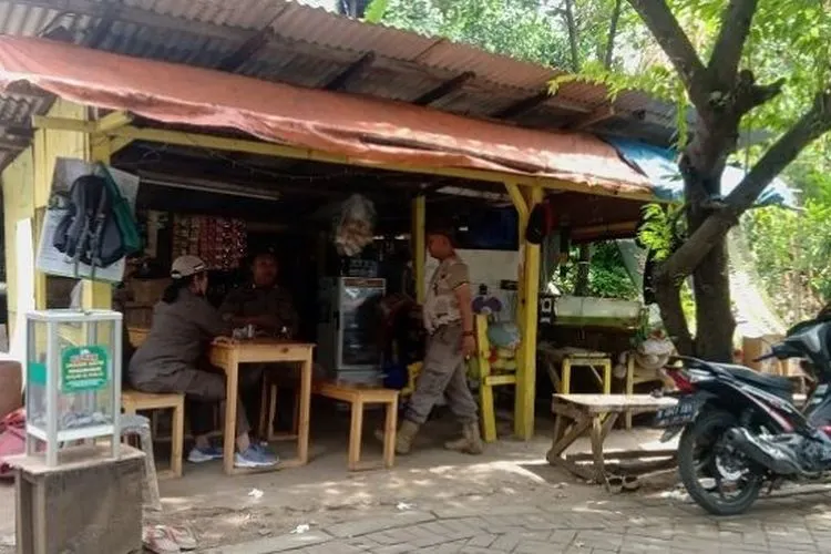 Polisi olah TKP lokasi penemuan jasad editor Metro TV Yodi Prabowo. (Suara.com/Arga)