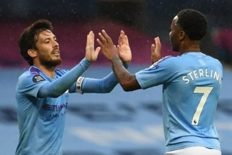 Pemain Manchester City Raheem Sterling (kanan) merayakan golnya dengan David Silva saat menghadapi Newcastle United dalam lanjutan Liga Inggris di Etihad Stadium. Oli SCARFF / POOL / AFP