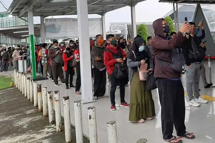 (ilustrasi) Antrean Penumpang KRL di Stasiun Bogor, beberapa waktu lalu. (Ayobogor/Husnul Khatimah)