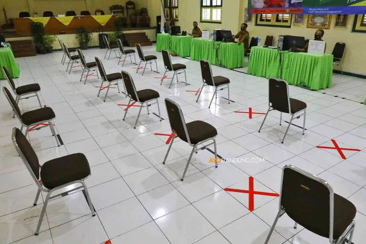 [Ilustrasi] Petugas melakukan input data calon siswa di hari pertama Penerimaan Peserta Didik Baru (PPDB) tingkat SMA di SMA Negeri 3, Jalan Belitung, Kota Bandung, Senin (8/6/2020). (Ayobandung.com/Irfan Al-Faritsi)
