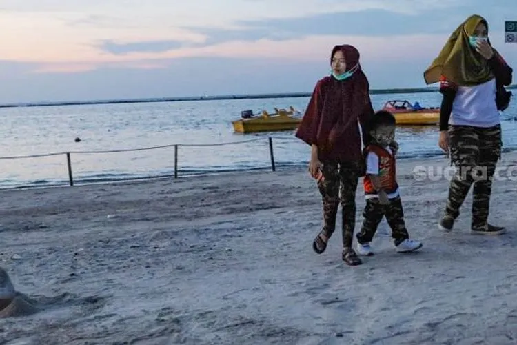 Pengunjung berwisata bersama keluarga di Pantai Karnaval Ancol, Jakarta Utara, Sabtu (20/6). [Suara.com/Alfian Winanto]