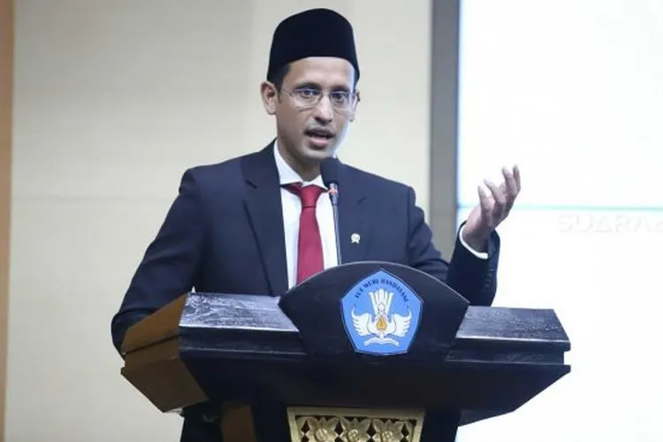 Mendikbud Nadiem Makarim memberikan pidato saat acara Lepas Sambut di Kemendikbud, Jakarta, Rabu (23/10). [Suara.com/Arya Manggala]