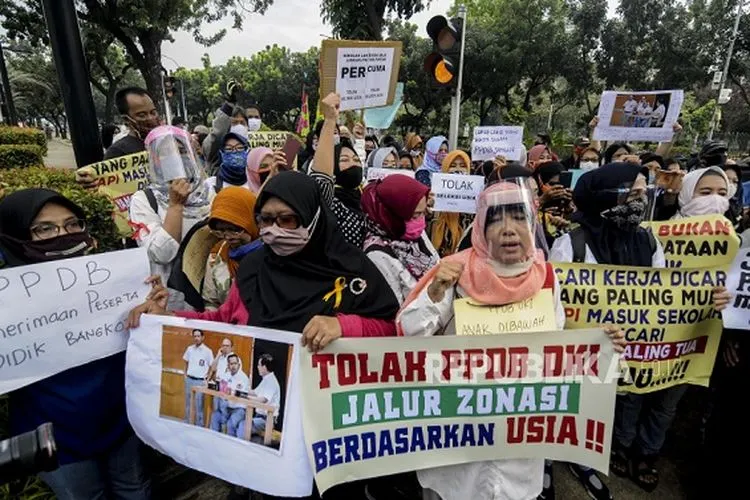 (ILUSTRASI) Sejumlah orang tua siswa saat melaksanakan aksi di depan Balai Kota DKI Jakarta, Selasa (23/6/2020). Pada aksi tersebut mereka menuntut Gubernur DKI Jakarta Anies Baswedan untuk menghapus prioritas usia dalam aturan Penerimaan Peserta Didik Baru (PPDB) DKI Jakarta. Republika/Putra M. Akbar (FOTO : Republika/Putra M. Akbar)