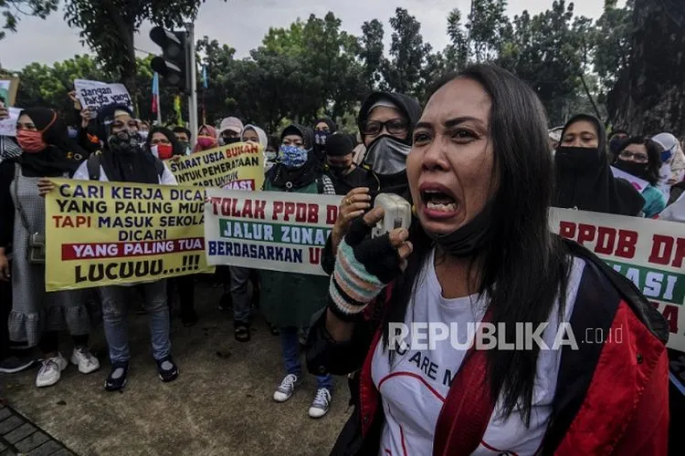 Sejumlah orang tua siswa saat melaksanakan aksi di depan Balai Kota DKI Jakarta, Selasa (23/6/2020). Pada aksi tersebut mereka menuntut Gubernur DKI Jakarta Anies Baswedan untuk menghapus prioritas usia dalam aturan Penerimaan Peserta Didik Baru (PPDB) DKI Jakarta. Republika/Putra M. Akbar (FOTO : Republika/Putra M. Akbar)