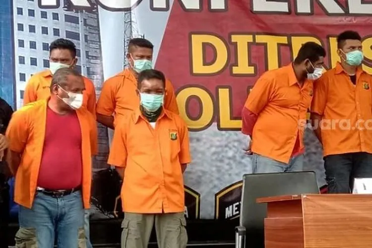 John Kei (mengenakan baju dalam warna merah) dan puluhan anak buahnya yang terlibat dalam kasus penyerangan dan penembakan di Tangerang dan Jakarta Barat. (Suara.com/Arga).