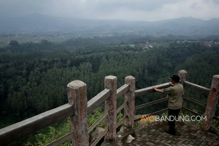Petugas melakukan pengecekan di kawasan wisata alam Tebing Keraton, Kabupaten Bandung. (Ayobandung.com/Kavin Faza)