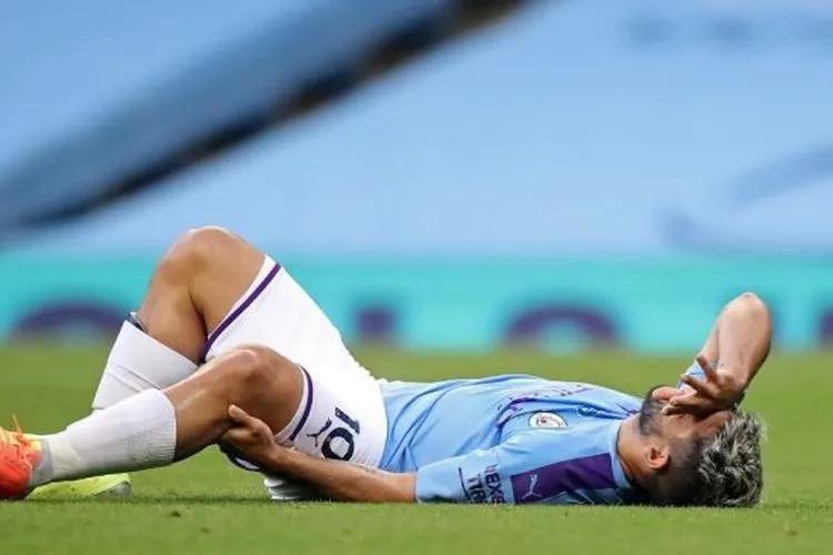 Penyerang Manchester City, Sergio Aguero tergeletak pada laga Liga Inggris 2019/2020 kontra Burnley di Etihad Stadium, Manchester, Selasa (23/6/2020) dini hari WIB. [Martin Rickett / POOL / AFP]