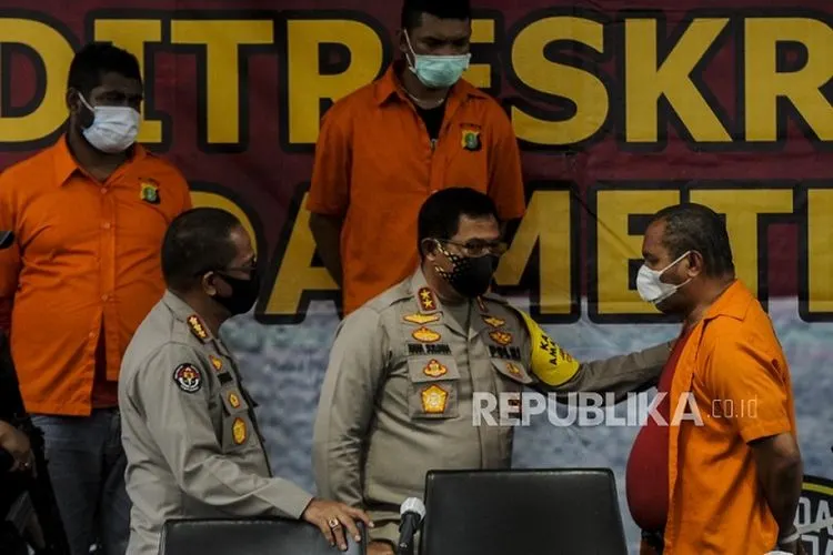 Kapolda Metro Jaya Irjen Pol Nana Sudjana (tengah) didampingi Kabid Humas Polda Metro Jaya Kombes Yusri Yunus (kiri) berbicara dengan John Kei (kanan) usai memberikan keterangan kepada awak media di Polda Metro Jaya, Jakarta, Senin (22/6/2020)/ Republika: Putra M Akbar