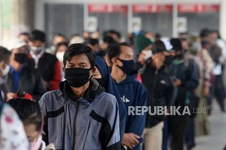 Calon penumpang KRL Commuter Line mengantre menuju peron di Stasiun Bojong Gede, Bogor, Jawa Barat, Senin (15/6). Guna mengurangi kepadatan penumpang di stasiun-stasiun, Pemerintah Provinsi DKI Jakarta menyiapkan bus gratis untuk mengangkut para pekerja yang hendak menggunakan transportasi massal KRL  (Foto: Prayogi/Republika)