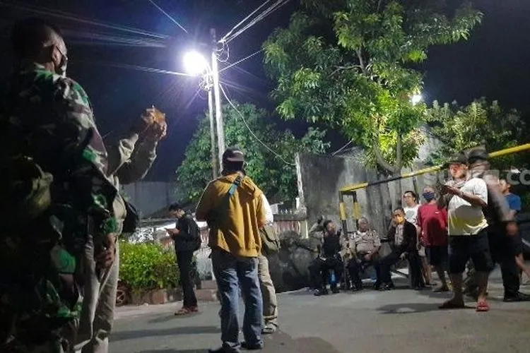 Polisi menggerebek markas anak buah John Kei di Perumahan Tytyan Indah, Kecamatan Medan Satria, Kota Bekasi, Minggu (21/6/2020) malam. [Suara.com/Mochamad Yacub Ardiansyah]