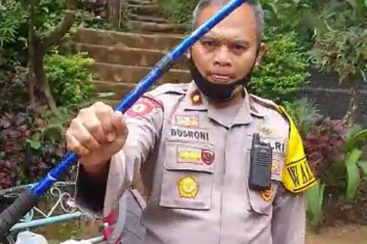 Wakapolres Karanganyar, Kompol Busroni menunjukkan tongkat yang digunakan untuk menangkis serangan. (dok Polres Karanganyar)