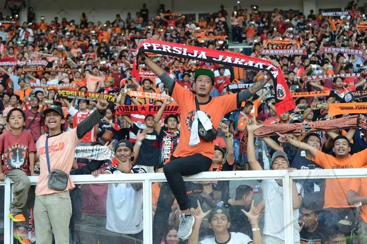The Jakmania saat mendukung Persija Jakarta. (Ayojakarta.com/Hendy Dinata)