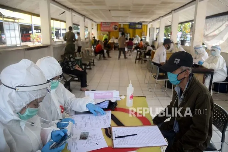 Petugas medis Puskesmas Kecamatan Pasar Minggu mendata warga saat kegiatan tes Swab di Terminal Pasar Minggu, Jakarta, Selasa (16/6). Tes swab untuk memutus mata rantai penyebaran Covid-19 itu diperuntukan bagi para pedagang pasar, Sopir angkutan umum, tukang ojek dan warga di sekitar Pasar Minggu  Foto: Prayogi/Republika