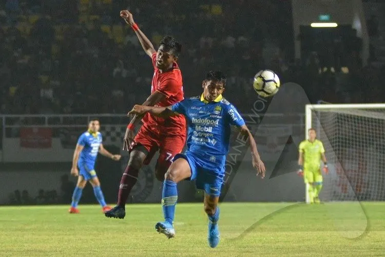 Pemain Persib Bandung, Frets Butuan berduel dengan pemain bertahan Persis Solo dalam partai uji coba di Stadion Manahan, Kota Solo, Jawa Tengah, Februari 2020. (Ayojakarta.com/Budi Cahyono)